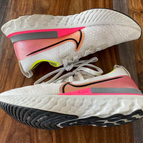 Women’s Nike React Infinity Run Flyknit Sneakers - Picture 13 of 15